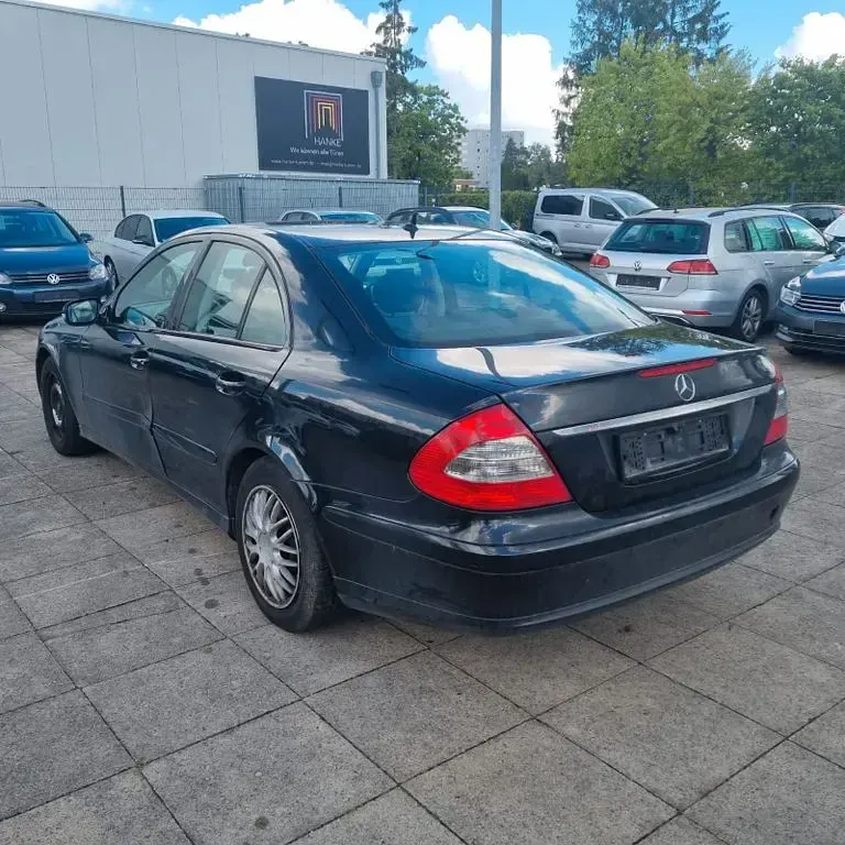 Second-hand Mercedes E200 136 CP (100 kW) 2006 Negru Berlinǎ