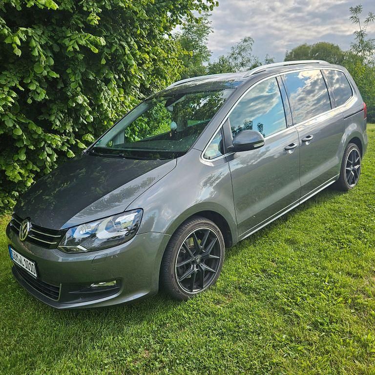 Grau Gebraucht 2018 VW Sharan Highline Van / Kleinbus | 16.500 € (Superpreis) - Bild 1/4