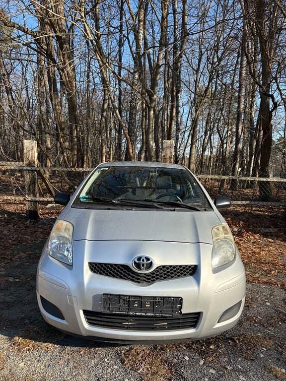 Silber Gebraucht 2010 Toyota Yaris Limousine | 1.900 € (Superpreis) - Bild 1/4