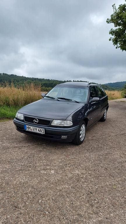 Blau Gebraucht 1996 Opel Astra Limousine | 2.400 € (Fairer Preis) - Bild 1/4