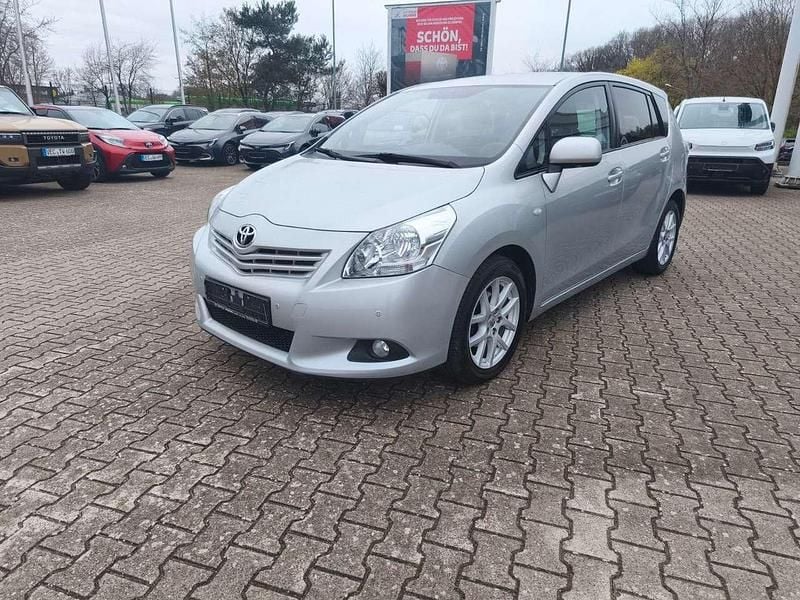 Gebraucht Toyota Verso Travel 126 PS (92 kW) 2013 Platinsilber Van / Kleinbus