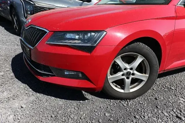 Gebraucht Skoda Superb Premium Edition 150 PS (110 kW) 2019 Velvet red metallic velvet red metallic Kombi
