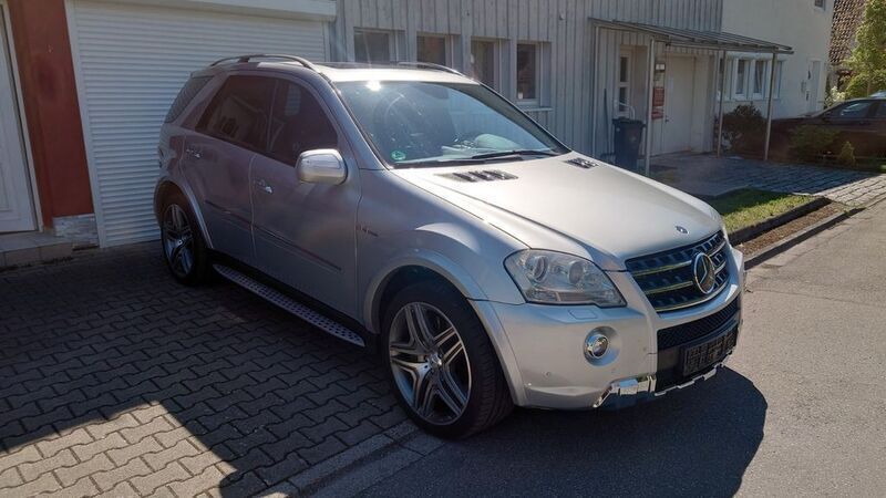 Silber Gebraucht 2008 Mercedes ML63 AMG AMG SUV | 27.000 € (Etwas zu teuer) - Bild 1/4