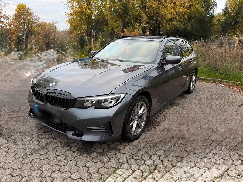 Grau Gebraucht 2021 BMW 320 Kombi | 24.700 € (Etwas zu teuer) - Bild 1/4