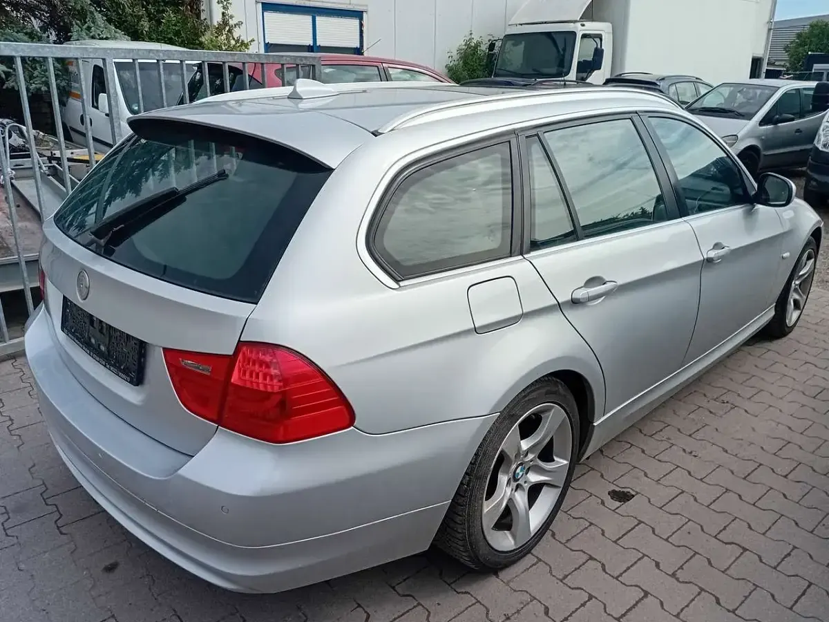 Gebraucht BMW 320 184 PS (135 kW) 2010 Silber Kombi