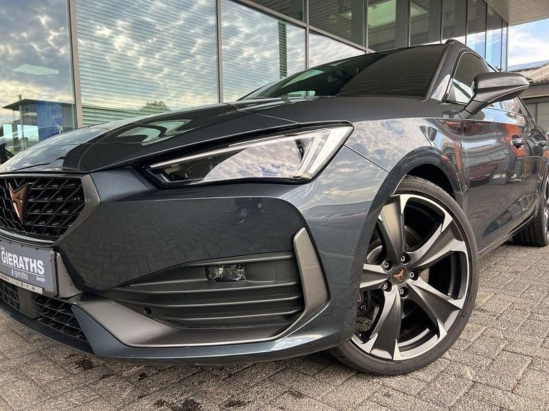 Używany Cupra Leon VZ 300 KM (220 kW) 2024 Szary Sedan/Limuzyna