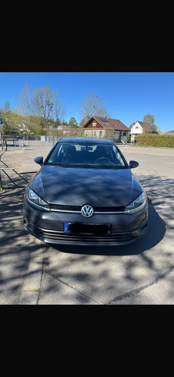 Grau Gebraucht 2018 VW Golf VII Trendline Limousine | 7.900 € (Superpreis) - Bild 1/4
