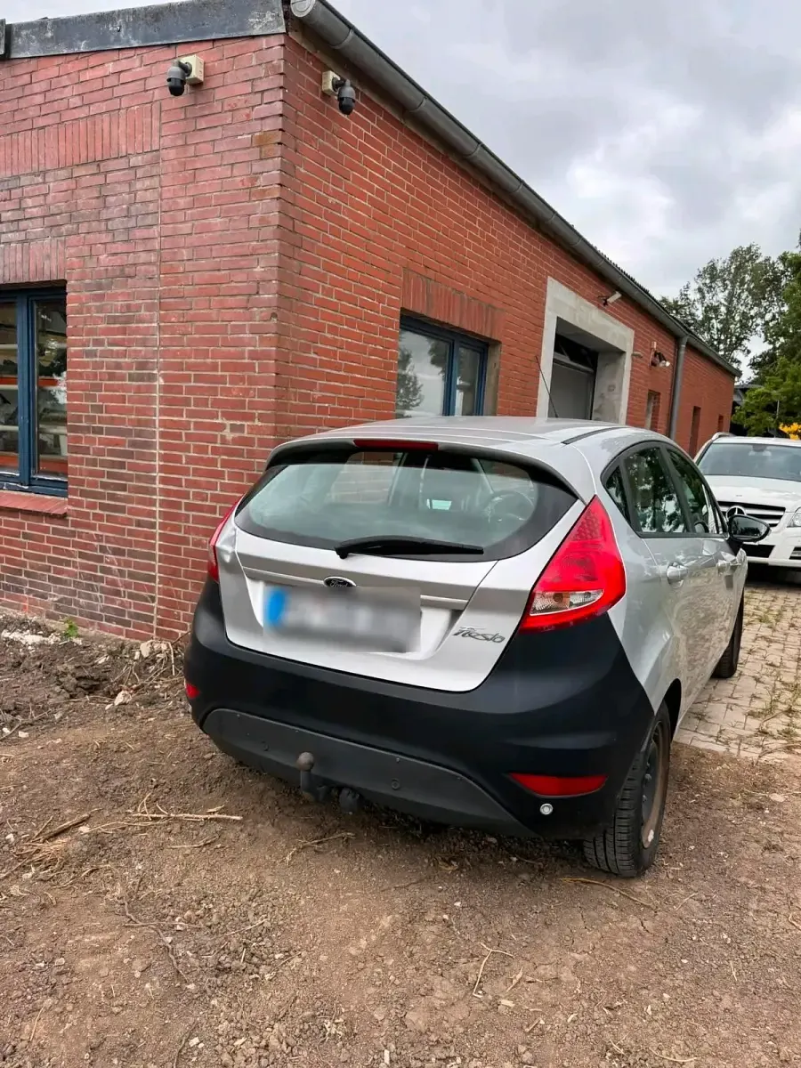 Gebraucht Ford Fiesta 65 PS (47 kW) 2012 Silber Kleinwagen