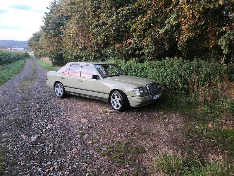 Grün Gebraucht 1986 Mercedes 200 Limousine | 6.500 € - Bild 1/4