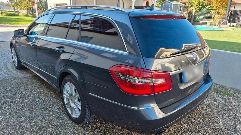 Gebraucht Mercedes E300 231 PS (169 kW) 2011 Grau Kombi