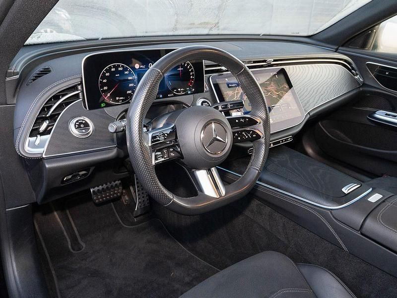Gebraucht Mercedes E300 AMG 313 PS (230 kW) 2024 Metalliclack obsidianschwarz Kombi
