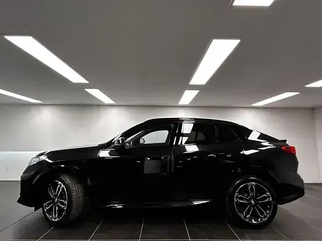 Gebraucht BMW iX2 M Sport 150 kW (204 PS) 2025 Schwarz SUV