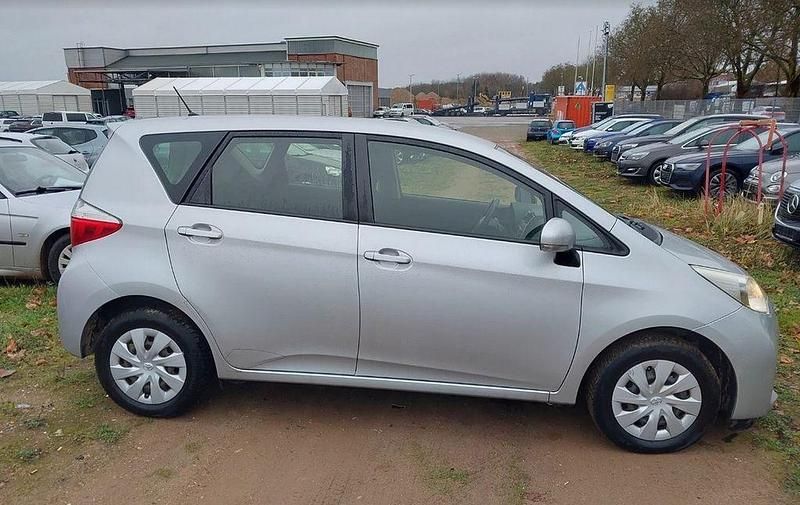 Silber Gebraucht 2014 Toyota Verso-S Cool Van / Kleinbus | 8.100 € (Guter Preis) - Bild 1/4