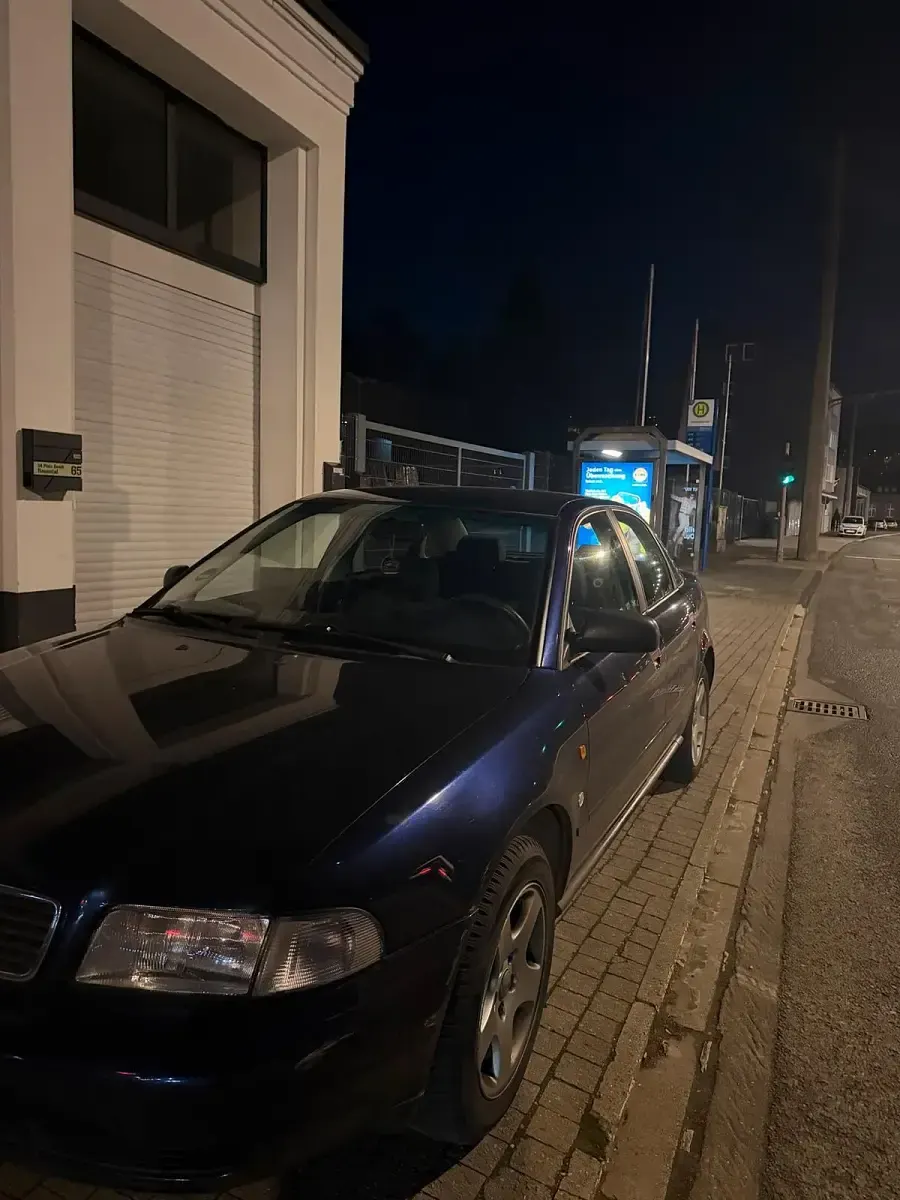 Używany Audi A4 101 KM (74 kW) 1998 Niebieski Sedan/Limuzyna