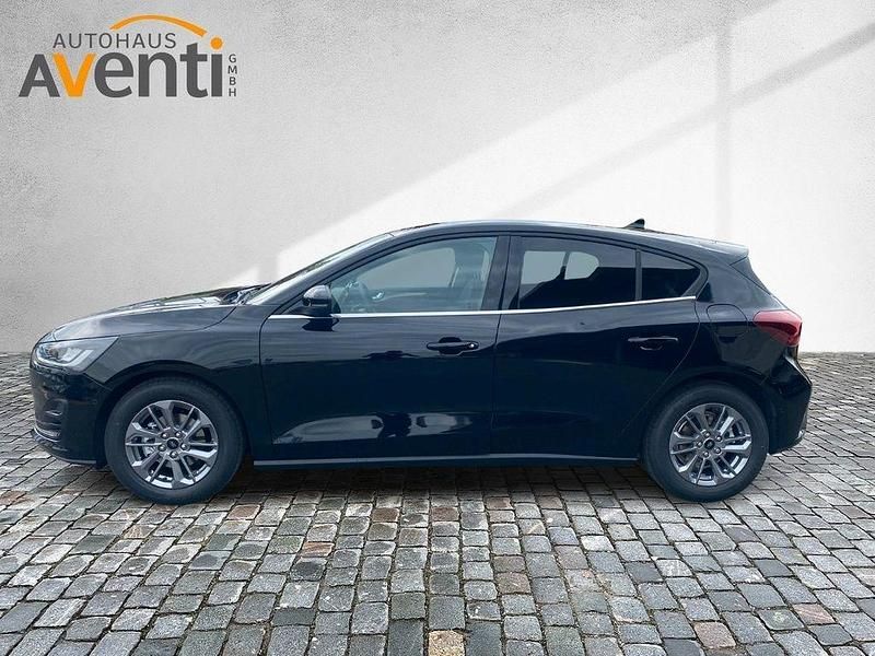 Neu Ford Focus Titanium 125 PS (91 kW) 2025 Obsidian schwarz metallic Limousine