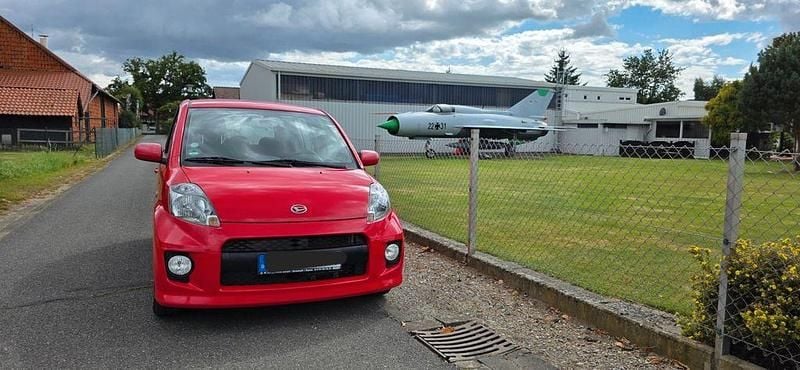 Rot Gebraucht 2009 Daihatsu Sirion Kleinwagen | 3.750 € (Fairer Preis) - Bild 1/4