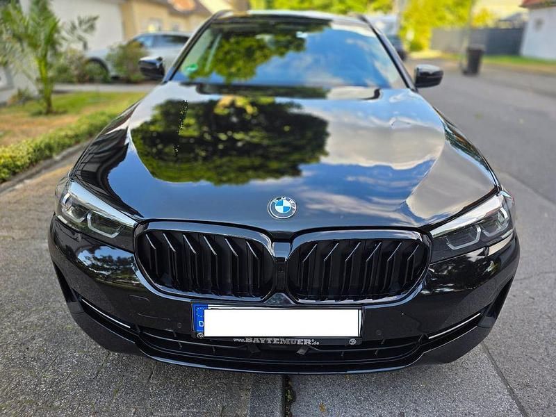 Schwarz Gebraucht 2020 BMW 520 Kombi | 21.000 € (Superpreis) - Bild 1/4