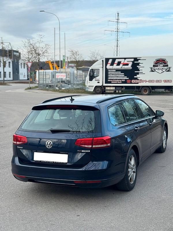 Gebraucht VW Passat 120 PS (88 kW) 2016 Blau Kombi