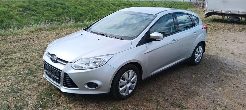 Silber Gebraucht 2012 Ford Focus Trend Limousine | 4.800 € (Guter Preis) - Bild 1/4