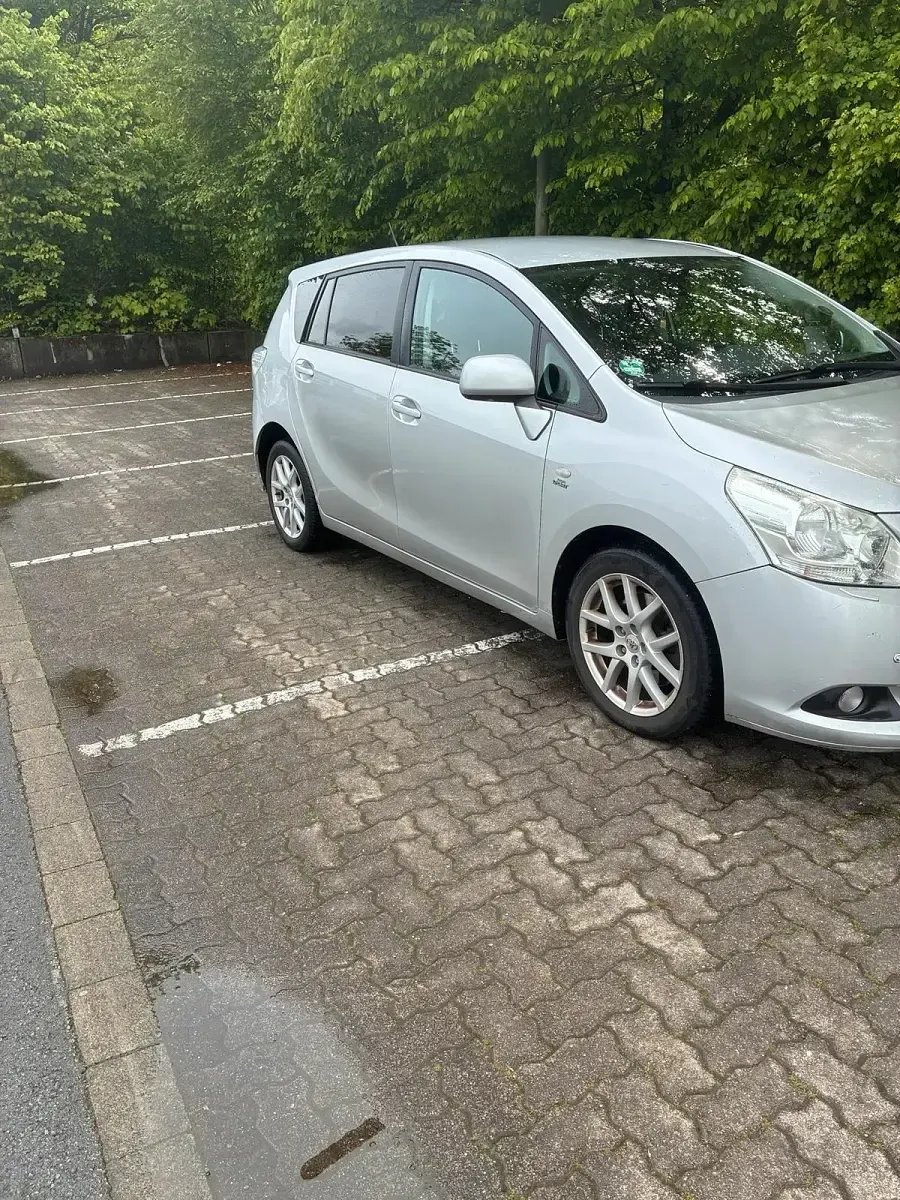 Gebraucht Toyota Verso 150 PS (110 kW) 2009 Silber Van / Kleinbus