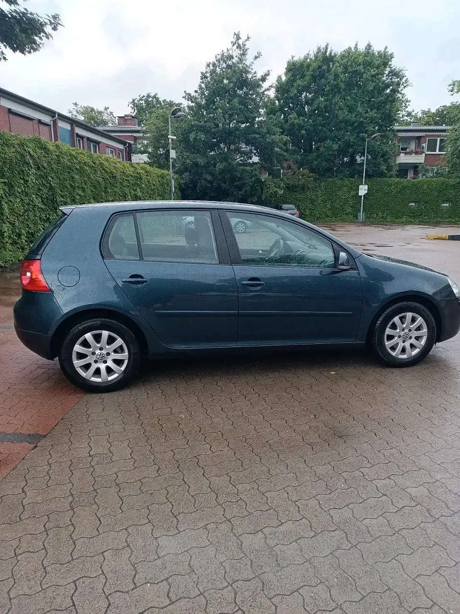 Gebraucht VW Golf V 105 PS (77 kW) 2005 Blau Kleinwagen