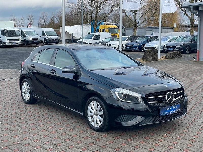 Gebraucht Mercedes A180 122 PS (89 kW) 2012 Schwarz Limousine
