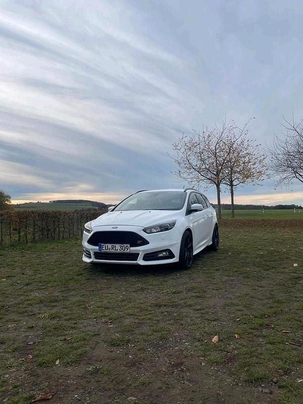 Gebraucht Ford Focus ST 250 PS (183 kW) 2018 Weiß Kombi