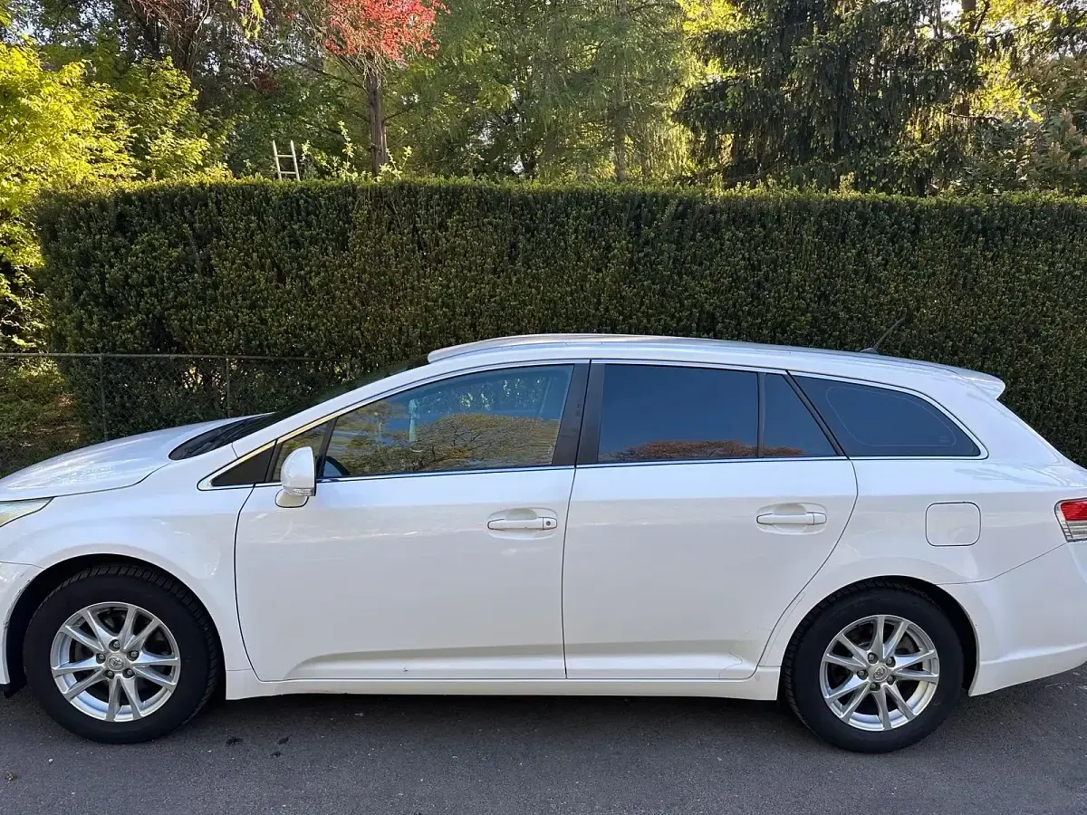 Gebraucht Toyota Avensis 132 PS (97 kW) 2011 Weiß Kombi