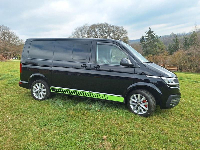 Second-hand VW Multivan 204 CP (150 kW) 2022 Negru Monovolum