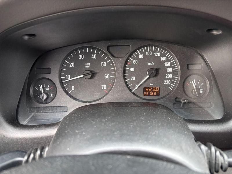 Gebraucht Opel Astra 101 PS (74 kW) 2002 Rot Limousine