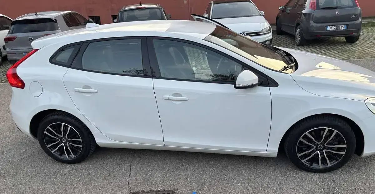 Gebraucht Volvo V40 Business Edition 122 PS (89 kW) 2019 Weiß Limousine