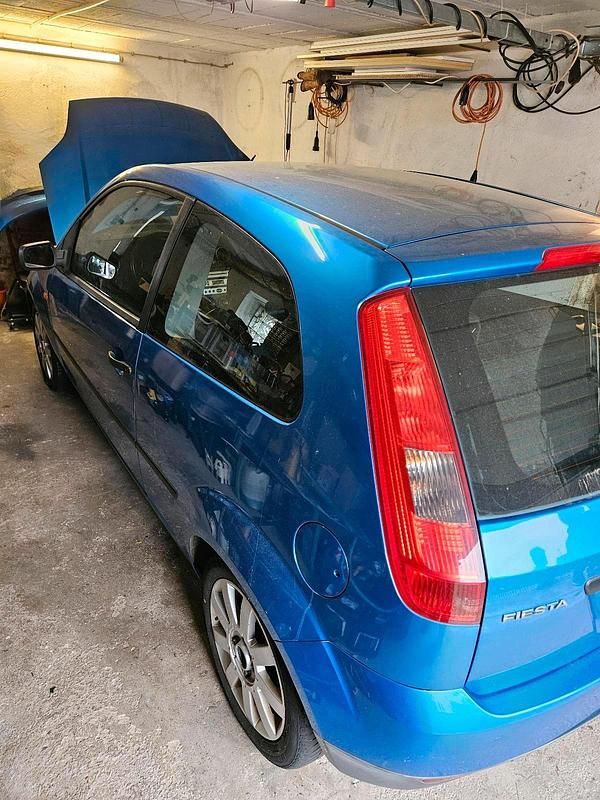 Gebraucht Ford Fiesta 70 PS (51 kW) 2004 Blau Kleinwagen