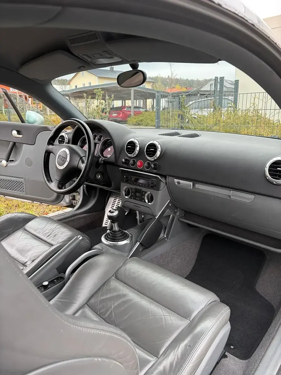 Second-hand Audi TT 163 CP (119 kW) 2002 Argintiu Coupe