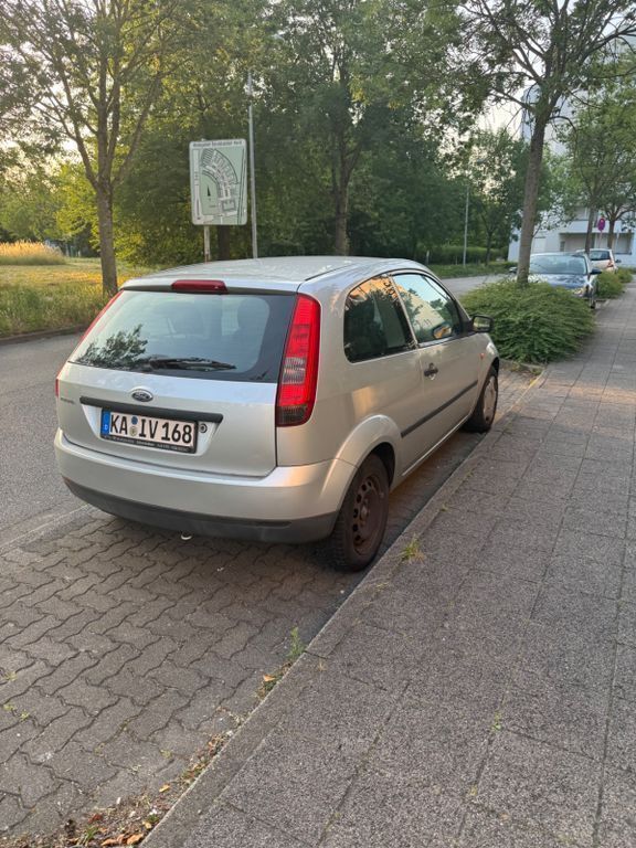 Grau Gebraucht 2005 Ford Fiesta Kleinwagen | 1.500 € (Fairer Preis) - Bild 1/4