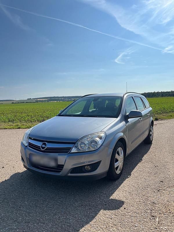 Silber Gebraucht 2009 Opel Astra Limousine | 2.700 € (Etwas zu teuer) - Bild 1/4
