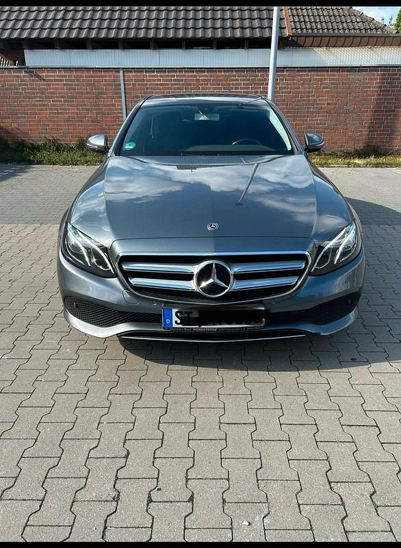 Grau Gebraucht 2018 Mercedes E250 Limousine | 23.499 € (Fairer Preis) - Bild 1/4