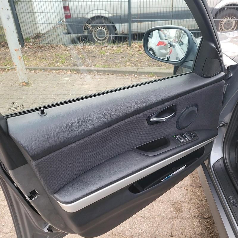 Gebraucht BMW 320 184 PS (135 kW) 2010 Grau Limousine