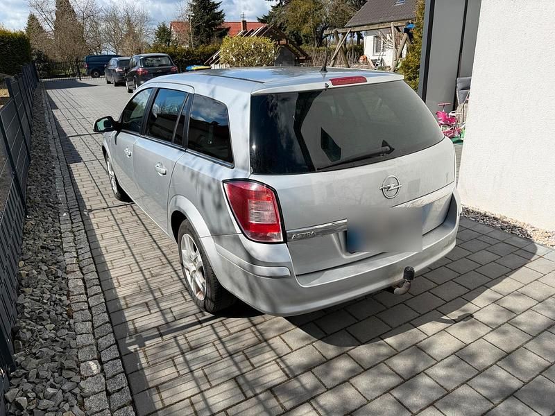 Gebraucht Opel Astra 105 PS (77 kW) 2010 Silber Kombi