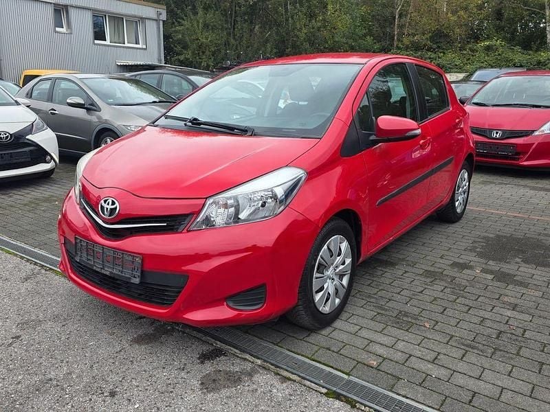 Rot Gebraucht 2011 Toyota Yaris Life Limousine | 4.890 € (Etwas zu teuer) - Bild 1/4
