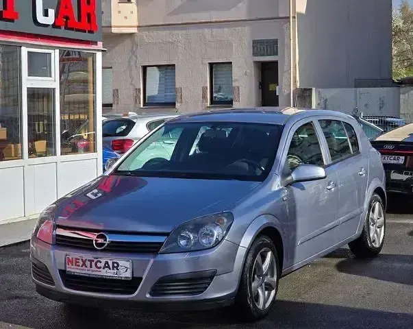 Gebraucht Opel Astra Edition+ 125 PS (91 kW) 2006 Lichtsilber m2 Limousine