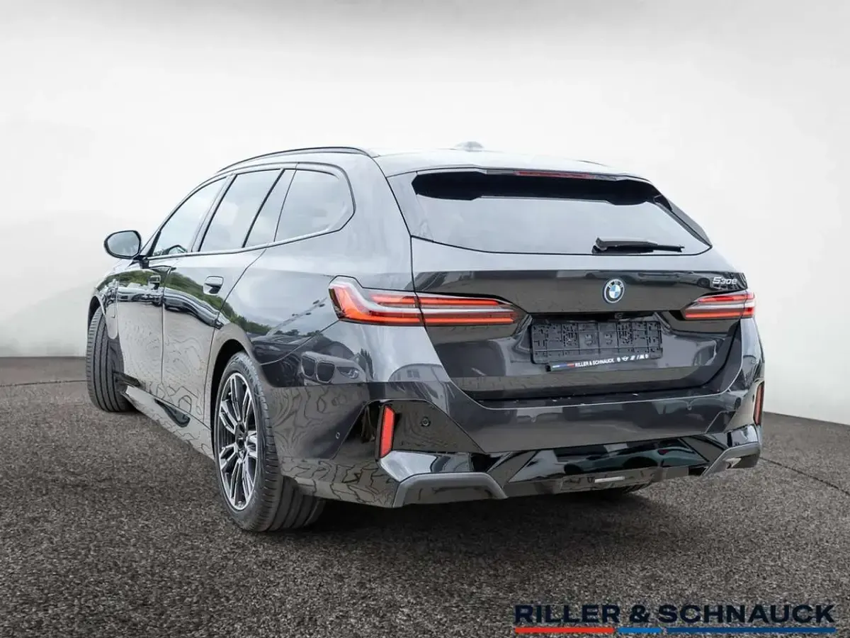 Gebraucht BMW 530e M Sport 299 PS (219 kW) 2025 Grau Kombi