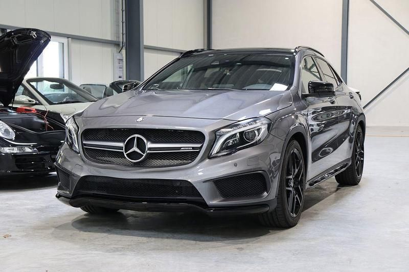 Grau Gebraucht 2015 Mercedes GLA45 AMG AMG SUV | 32.900 € (Teuer) - Bild 1/4