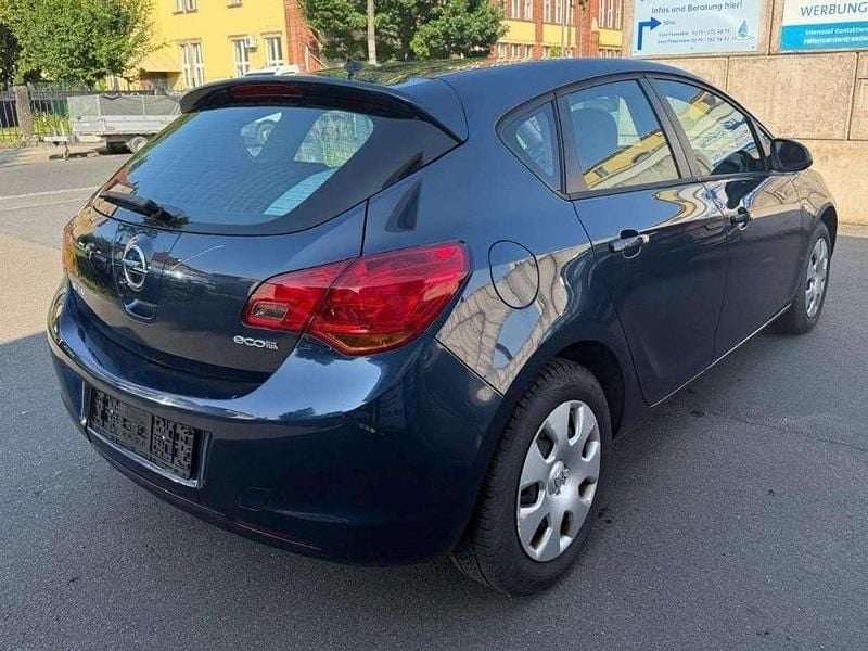 Używany Opel Astra 101 KM (74 kW) 2011 Niebieski Sedan/Limuzyna