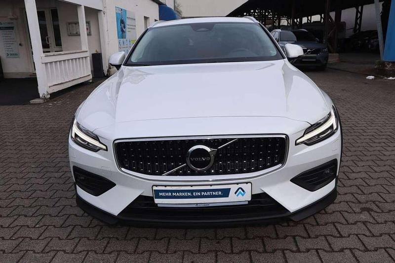 Gebraucht Volvo V60 CC Plus 197 PS (144 kW) 2022 Crystal white pearl Kombi