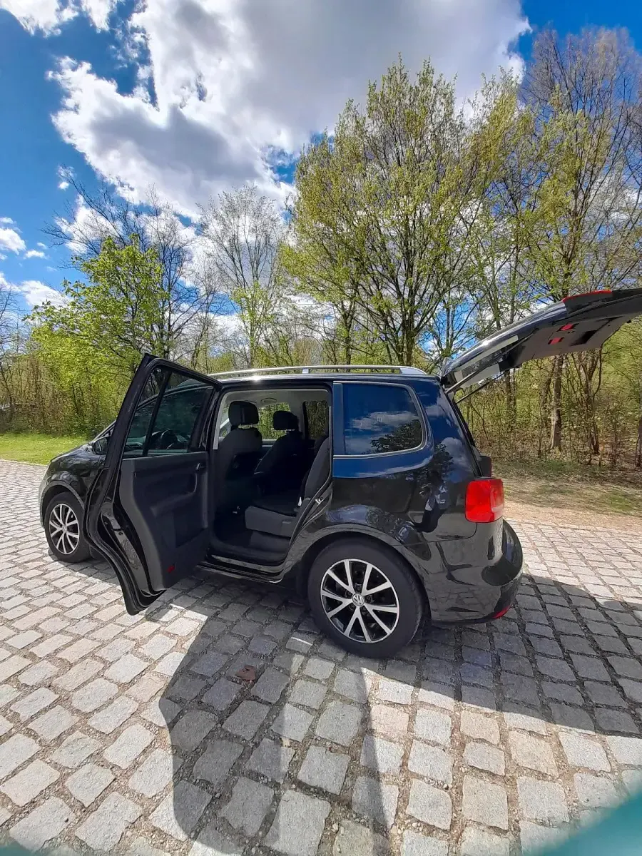 Gebraucht VW Touran 105 PS (77 kW) 2016 Schwarz Van / Kleinbus