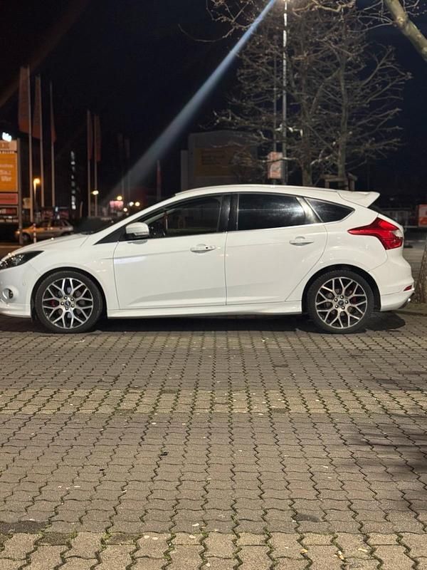 Gebraucht Ford Focus 150 PS (110 kW) 2014 Weiß Limousine
