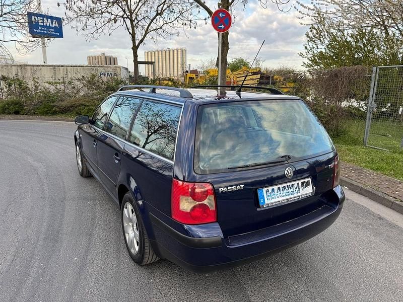 Gebraucht VW Passat 131 PS (96 kW) 2001 Blau Kombi