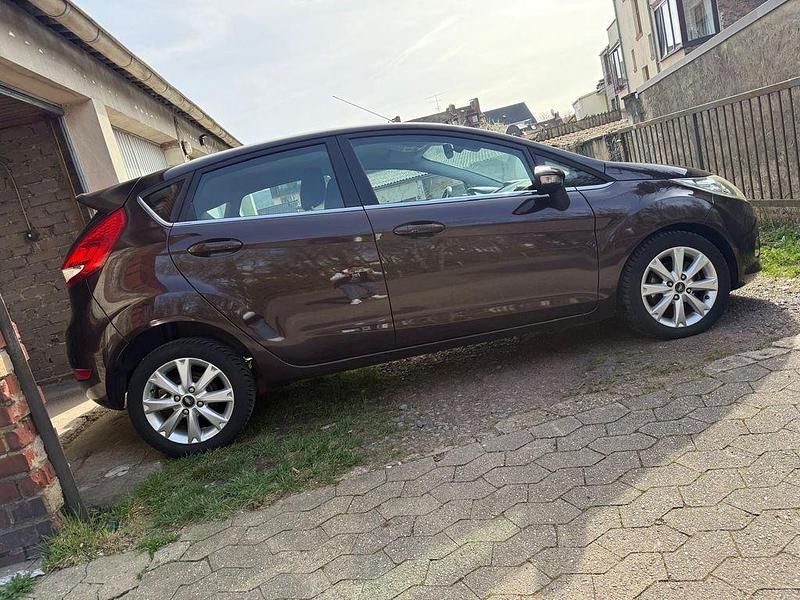 Gebraucht Ford Fiesta Titanium 75 PS (55 kW) 2010 Rot Kleinwagen
