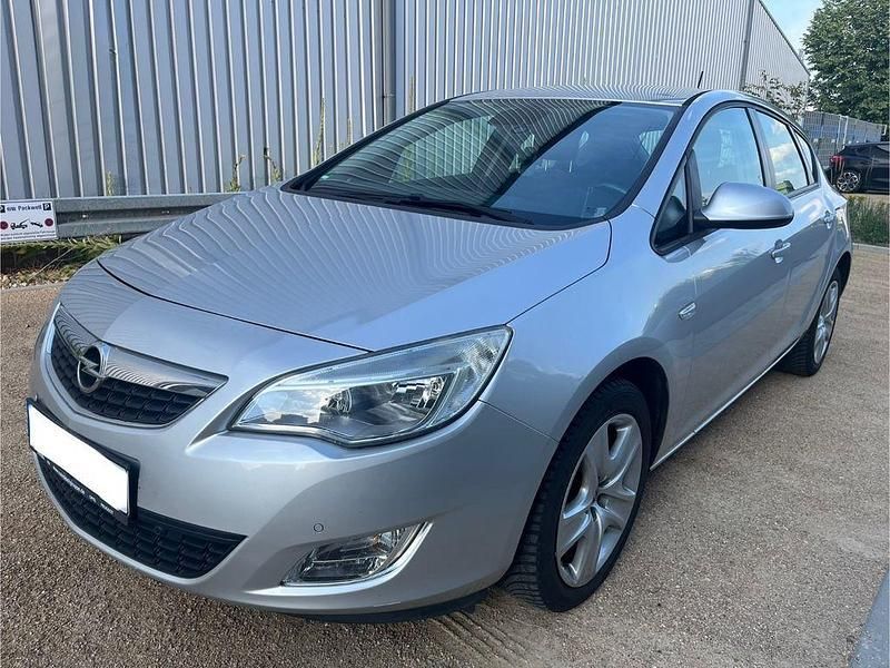 Grau Gebraucht 2010 Opel Astra Design Edition Limousine | 6.599 € (Etwas zu teuer) - Bild 1/4