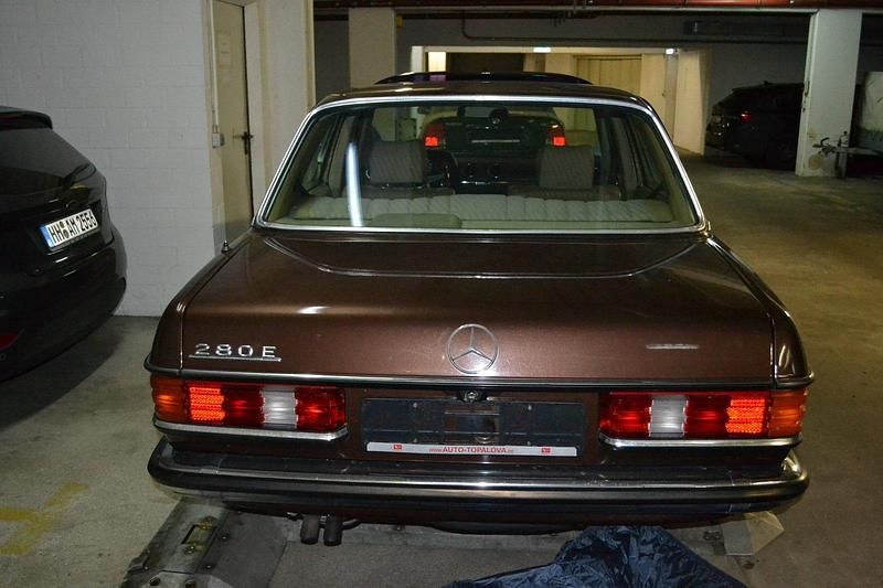 Second-hand Mercedes E280 185 CP (136 kW) 1981 Maro Berlinǎ